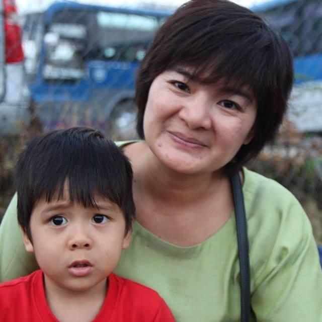 Bà Trần Thị Nga và con trai- ảnh; Facebook Tran Thi Nga