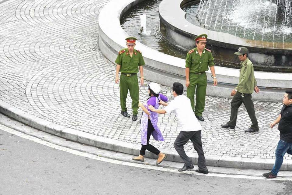 Bà Trần Thị Nga trong một lần bị công an, an ninh thường phục bắt giữa đường (ảnh; Facebook Tran Thi Nga)