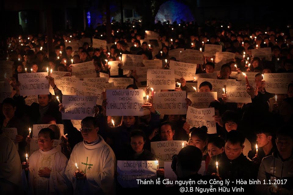 Thánh lễ cầu nguyện cho Công lý và Hòa bình vào tối ngày 1 tháng 1 năn 2017 (ảnh; Facebook JB Nguyễn Hữu Vinh)