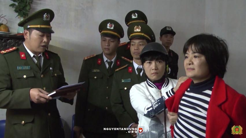  Gương mặt của chị Trần Thị Nga khi nghe công an đọc lệnh bắt. Ảnh: Nguyễn Tấn Dũng