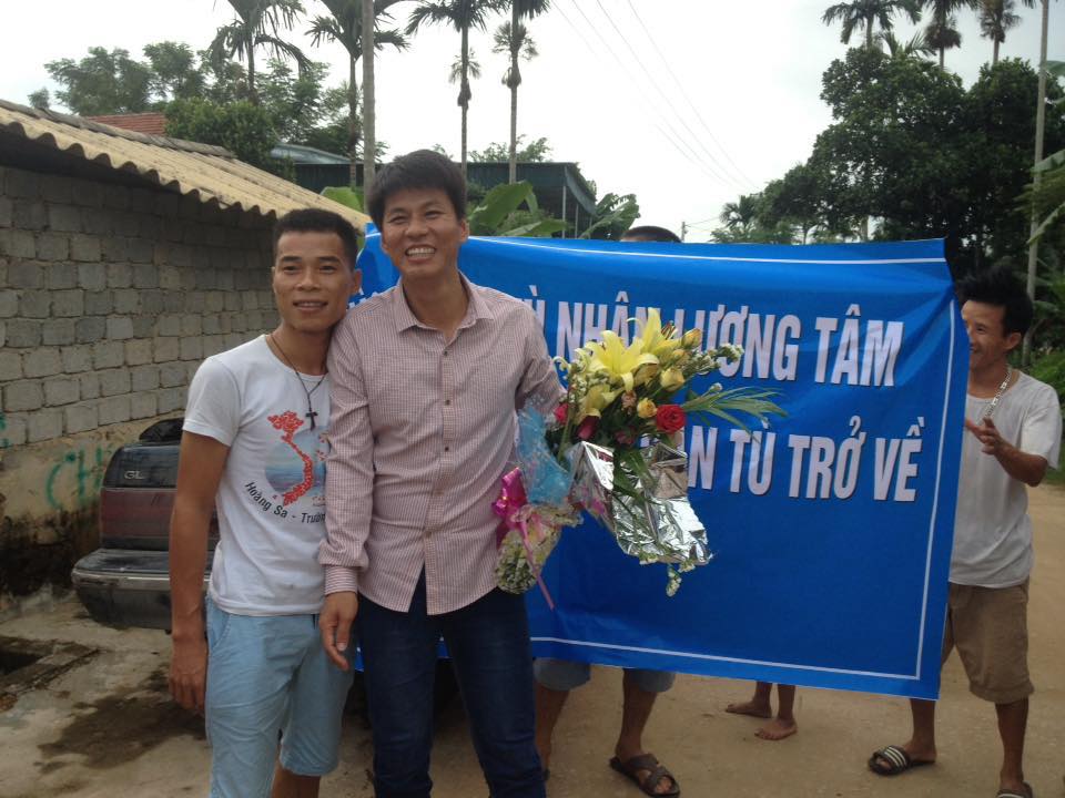  Nguyễn Văn Oai (phải) trong ngày ta tù 1 năm trước. Ảnh: Facebook Nguyễn Văn Oai