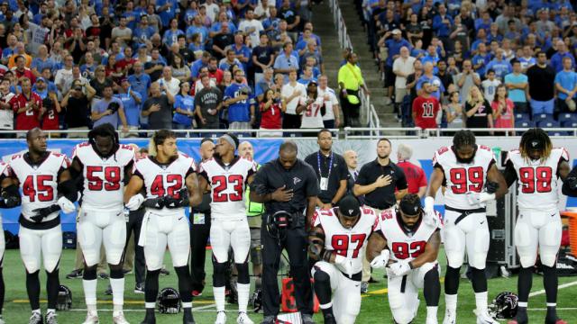 [Image: falconsatlanta_kneeling_nfl_gettyimages_2118.jpg]